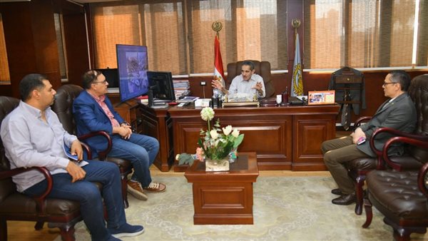 محافظ الغربية يناقش