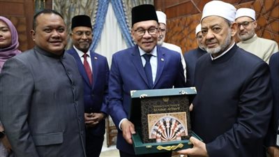 شيخ الأزهر يستقبل رئيس وزراء ماليزيا ويناقشان سبل تعزيز التعاون العلمي والدعوي