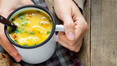 أسرع طرق علاج نزلات البرد بالأعشاب الطبيعية.. خبيرة طاقة تجيب