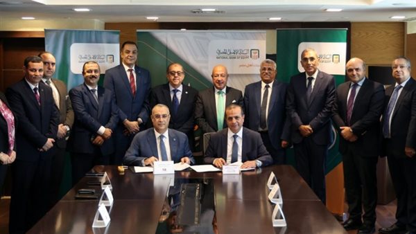 جانب من التوقيع