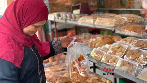 سيدة تساعد زوجها