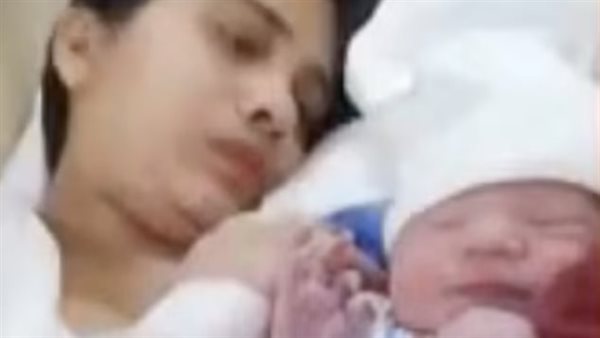 الأم وطفلتها 