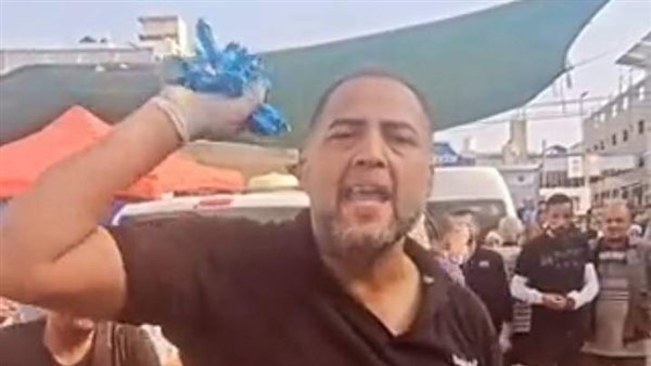 أب فلسطيني يوزع الحلوى