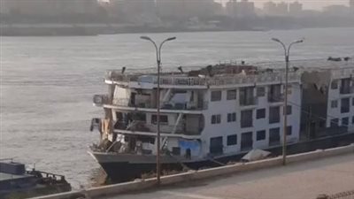 تركيب قاعدة حديدية وشفط المياه من الداخل.. تفاصيل جديدة بصيانة السفينة الغارقة بالمنيا | بث مباشر 