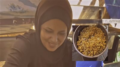 نور في عز المحنة.. سيدة فلسطينية تطهو مكرونة لصغارها في جو مملوء بالرضا: إن شاء الله بنرجع القدس
