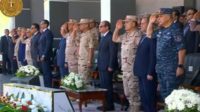 السيسي يشهد اصطفاف تفتيش حرب الفرقة الرابعة المدرعة بالسويس | بث مباشر
