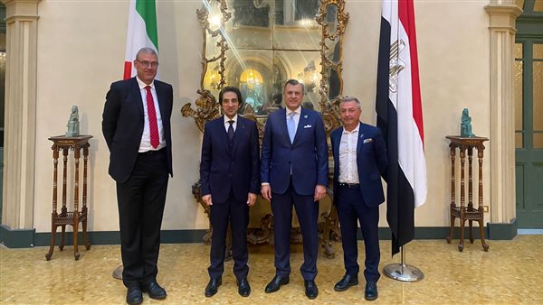 وزير السياحة وسفير