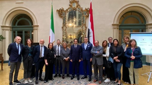  وزير السياحة والآثار