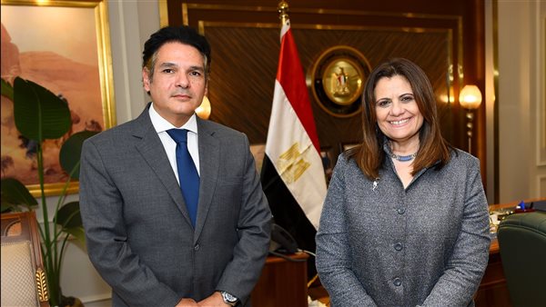 وزيرة الهجرة والسفير