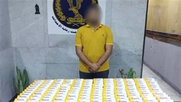 أحد المتهمين مع المضبوطات