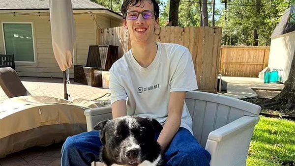 غابرييل بصحبة كلبه