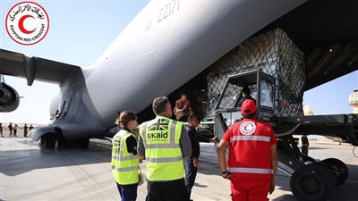 لدعم الشعب الفلسطيني.. الهلال الأحمر يتسلم 8 طائرات مساعدات إنسانية أمس لدعم غزة 