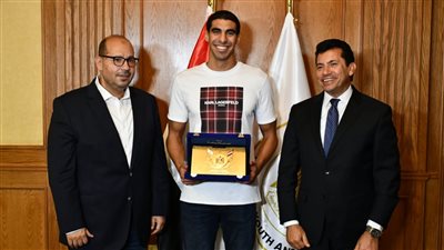 وزير الرياضة يكرّم عبد الرحمن سامح لاعب السباحة بعد حصده ذهبية العالم باليونان وفضية المجر