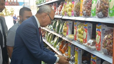 محافظ القليوبية يتفقد المنافذ والمحلات التجارية لمتابعة مبادرة تخفيض أسعار السلع الأساسية 