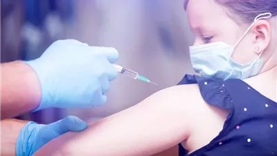 دراسة: الأطفال الحاصلون على لقاح كورونا يظلون معدين لنفس الفترة الزمنية التي لم يتم تطعيمهم فيها