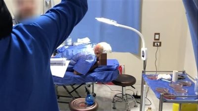 خلال عملية زراعة شعر.. تفاصيل ضبط طالبة وخريج دبلوم يديران مركزا غير مرخص للجراحات التجميلية بالدقهلية | بث مباشر