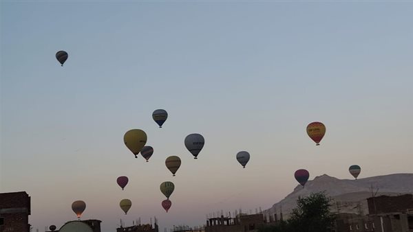 البالون الطائر بسماء