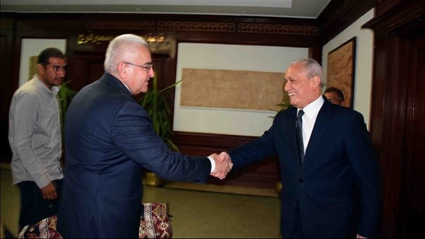 محافظ الأقصر وسفير