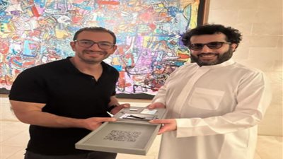تركي آل الشيخ يمنح صلاح الجهيني مؤلف فيلم أولاد رزق الإقامة الذهبية