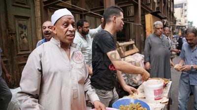 على روح شهداء غزة.. عم إبراهيم بيفطر الناس ببلاش بجوار مسجد الحسين