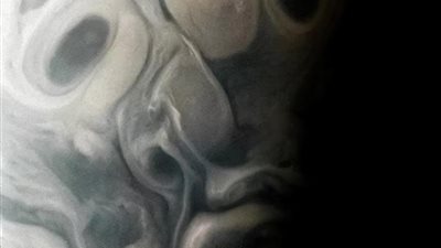 بالتزامن مع عيد الهالوين.. مسبار جونو يرصد صورة وجه مرعب على كوكب المشتري