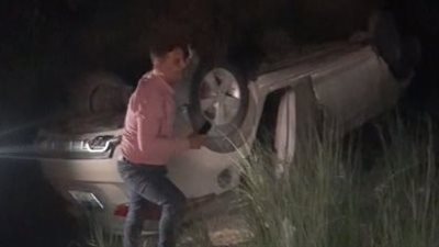 إصابة شابين إثر انقلاب سيارة ثلاجة داخل ترعة بقنا