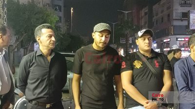 سيبوني محدش يكلمني.. انهيار نجل سمسم شهاب في عزاء والدته| فيديو 