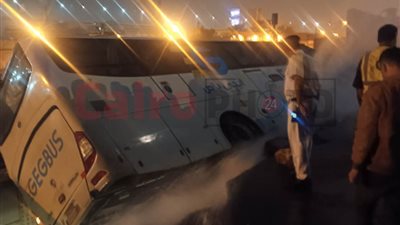 سير عكس الاتجاه.. تفاصيل انقلاب أتوبيس أعلى نفق أحمد بدوي برمسيس | صور