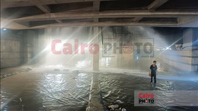 كسر ماسورة مياه وشلل حركة الطريق.. صور ترصد حادث انقلاب أتوبيس أعلى نفق أحمد بدوي برمسيس