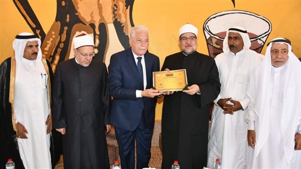 وزير الأوقاف يسلم