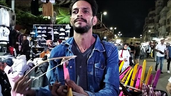 عيسي أثناء عزفه على