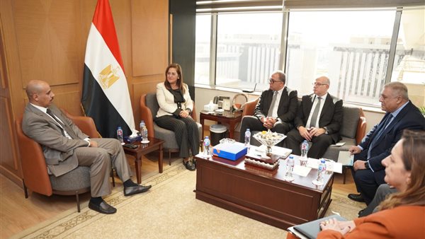 وزيرة التخطيط والمدير