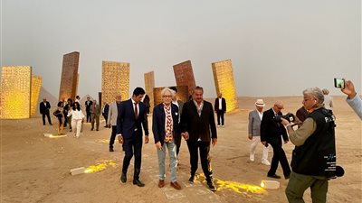 فاروق حسني في زيارة لمتاهة راشد بن خليفة بين الماضي والحاضر 