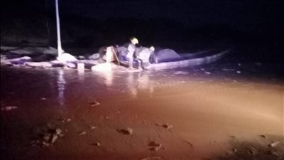 بسبب سقوط سيول شديدة.. قطع الطريق بين سفاجا وقنا وتوقف الحركة المرورية | بث مباشر