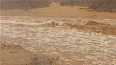 بعد تضرره من السيول.. استمرار غلق طريق سفاجا قنا بعد نحر بالطريق 