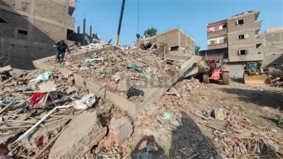 الحماية المدنية ترفع أنقاض المنزل المنهار بسوهاج.. وانتشال 4 أشخاص أحياء