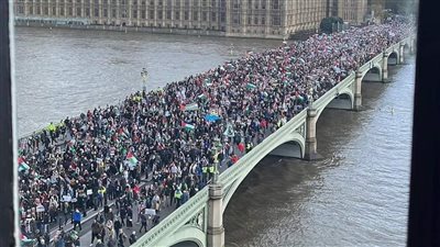 مصري يكشف كواليس صورة دعم البريطانيين لفلسطين من كوبري ويستمنستر: عددنا وصل لنصف مليون| خاص