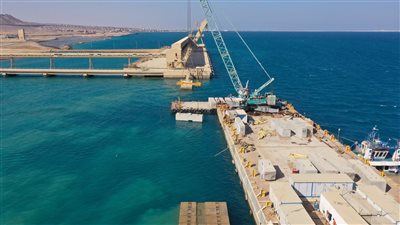النقل ترصد آخر أعمال تنفيذ المحطة متعددة الأغراض بميناء سفاجا البحري │ صور