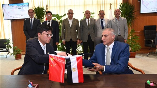 توقيع العقود بين