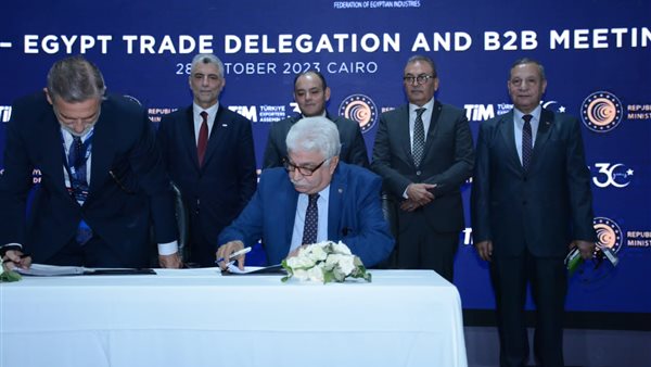 جانب من التوقيع