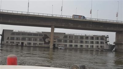 لليوم الخامس.. استمرار محاولات تعويم سفينة نيلية شحطت أسفل الكوبري العلوي ببني سويف 