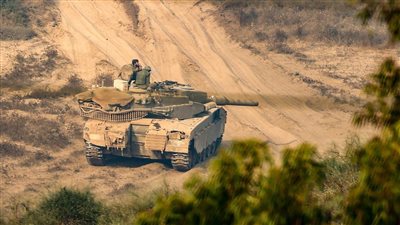 دبابات الاحتلال الإسرائيلي تعود إلى شمال غزة وطائرات حربية تقصف رفح