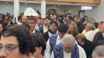 بعد أسبوع من وفاته.. بدء صلاة جنازة الأنبا أثناسيوس مطران الأقباط الفرنسيين