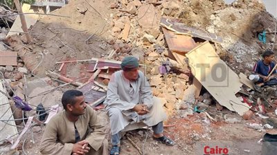 كراسة ولعبة وشنطة مدرسة.. شهود عيان يكشفون عن تفاصيل واقعة انهيار منزل سوهاج| صور