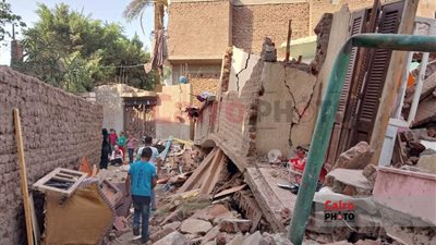 أحد جيران ضحايا منزل سوهاج المنهار: كان فيه طفل بيصرخ تحت الأنقاض توفي قبل ما نطلعه