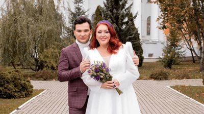 لحمايته من السلاح.. روسية تبلغ من العمر 53 عامًا تتزوج ابنها بالتبني