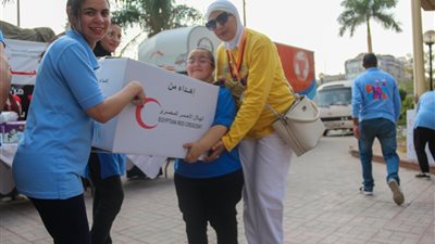 أطفال من ذوي الهمم يشاركون الهلال الأحمر في تعئبة المساعدات للشعب الفلسطيني.. ويتبرعون بمبالغ مالية| صور 