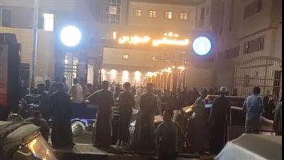 بملامح حزينة.. أهالي ضحايا حادث تصادم سيارتين بأسوان ينتظرون خروج الجثامين| بث مباشر 