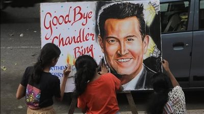 بعد وفاة ماثيو بيري نجم مسلسل فريندز.. طبيبة نفسية توضح لماذا يتأثر الناس بشدة عند موت المشاهير؟