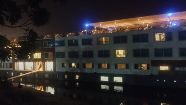 الباخرة السياحية